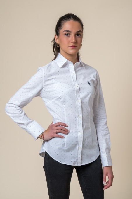 Camisa de mujer blanca estampada con topitos azules.