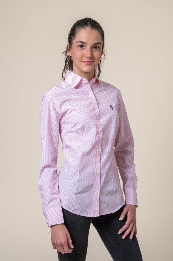 Camisa de mujer a rayas rosa y blanco con corte semientallado.