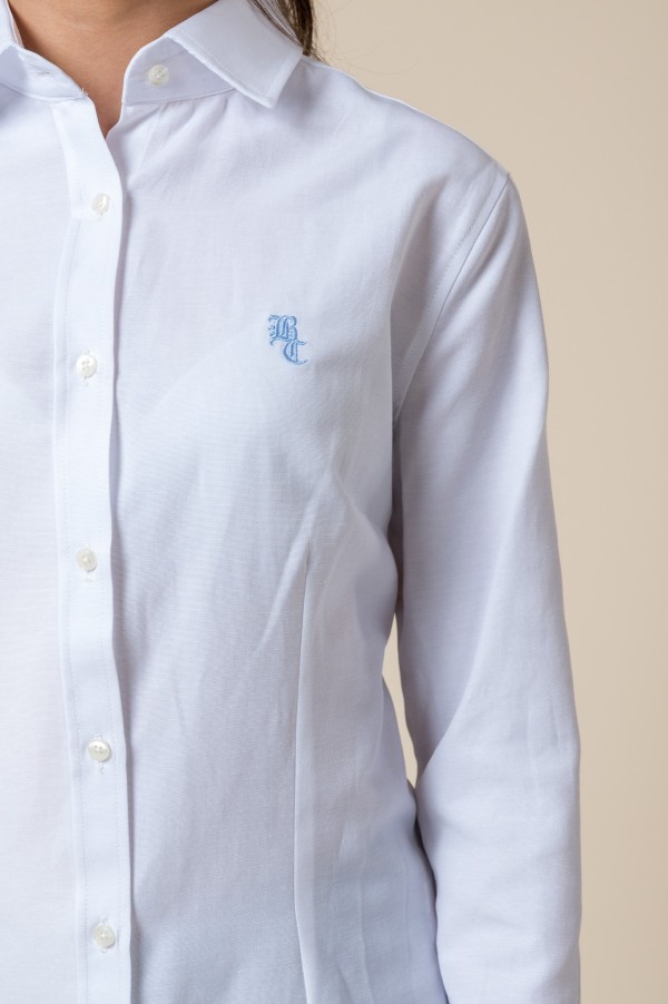 Camisa de mujer blanca con logo azul celeste 2