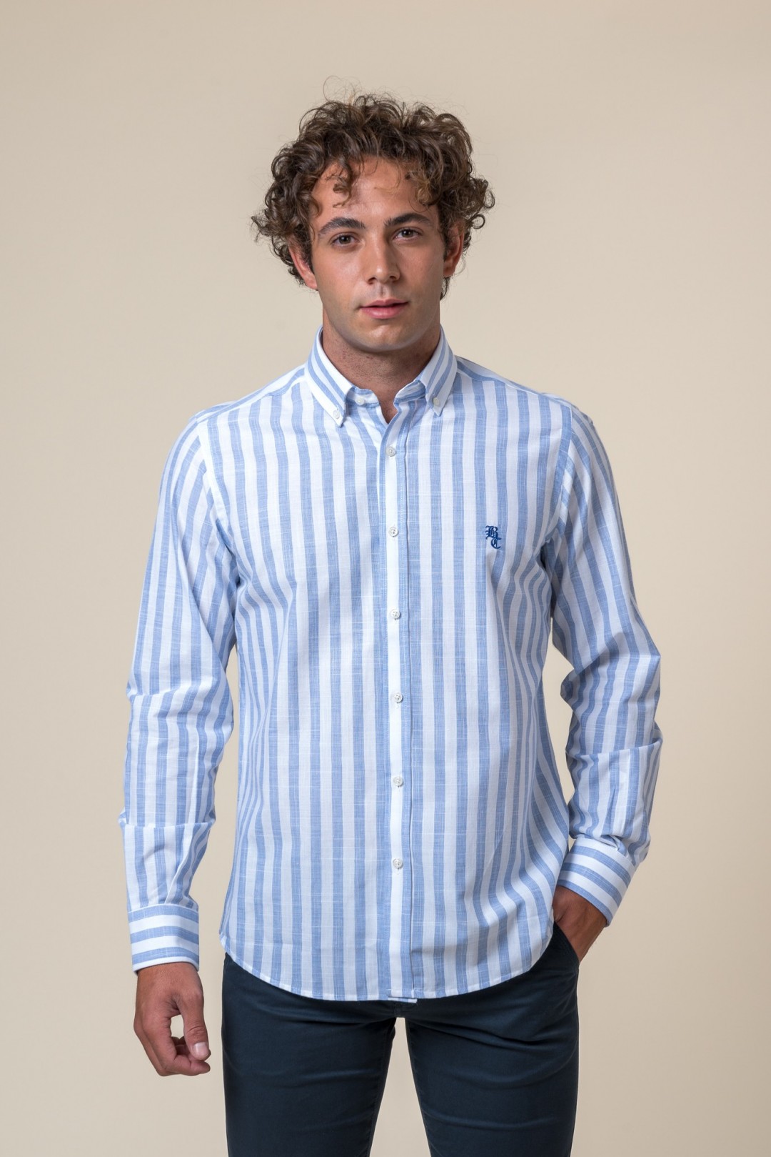 CHEMISE À RAYURES BLEUES ET BLANCHES