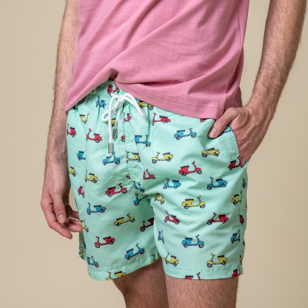 Bañador de hombre verde con estampado de vespas.