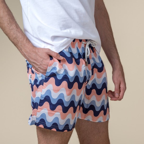 Bañador de hombre con estampado de ondas de colores.