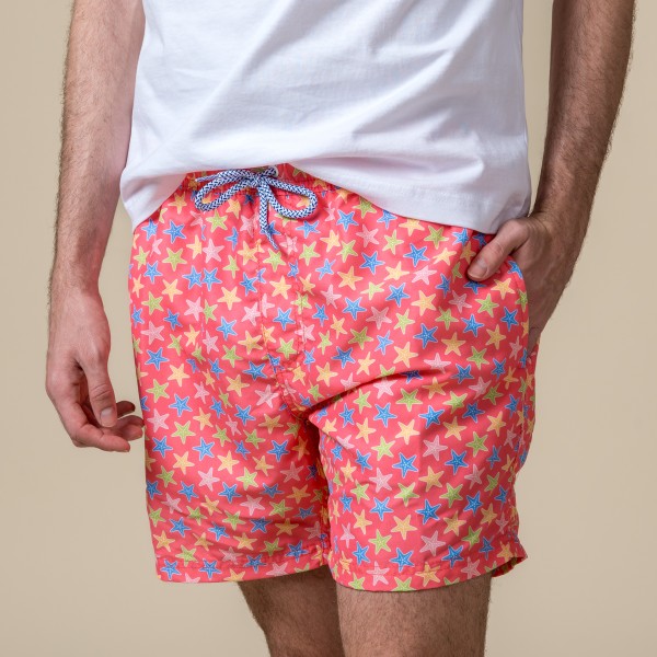 Bañador de hombre rojo con estampado de estrellas de mar.