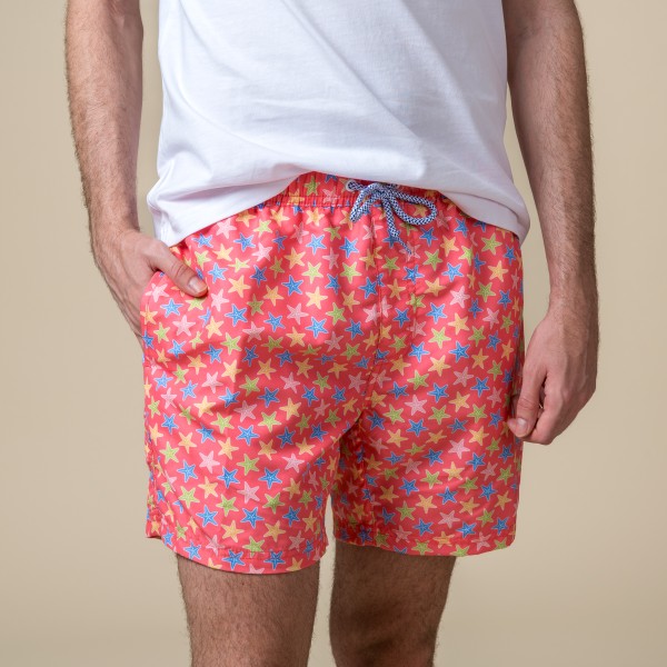 Maillot de bain rouge pour homme avec impression d'étoiles de mer. 2