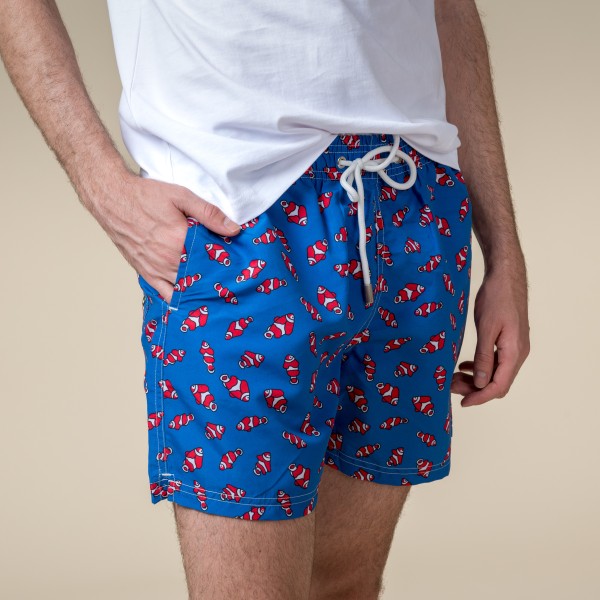 Bañador de hombre con estampado de peces azul y rojo.