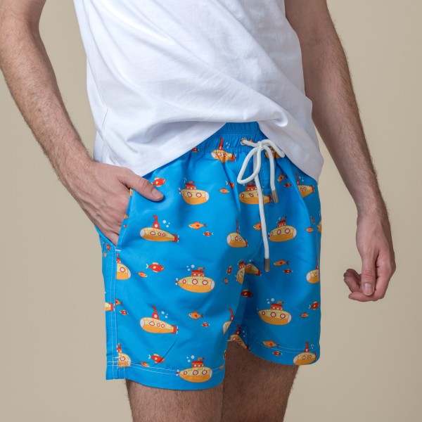 Bañador de hombre azul con dibujos de submarinos.