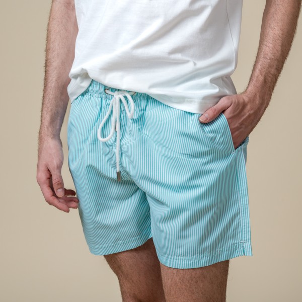 Bañador de hombre azul y blanco con rayas verticales.