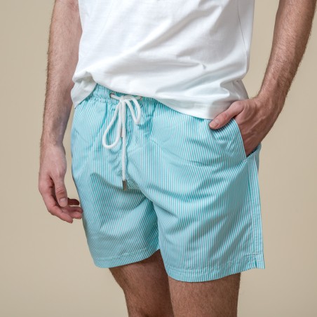 Maillot de bain bleu et blanc à rayures verticales pour homme.