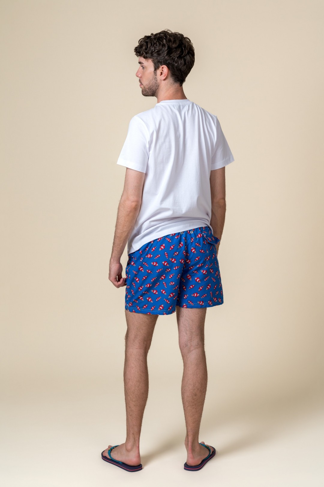 T-SHIRT COM O ESCUDO DO LEÃO BRANCO