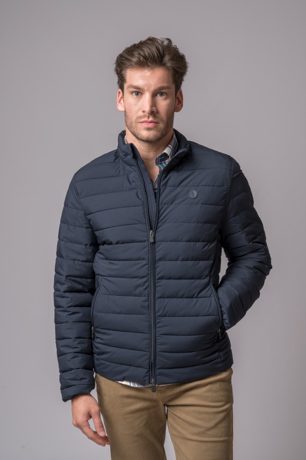 Chaqueta de hombre acolchada en color azul marino.