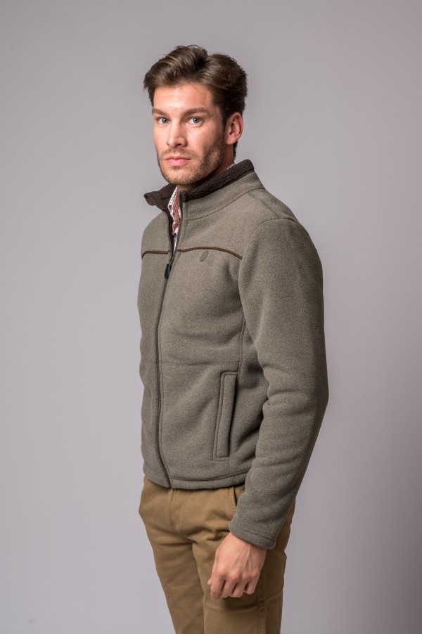 Chaqueta de hombre en tejido polar en tono gris.
