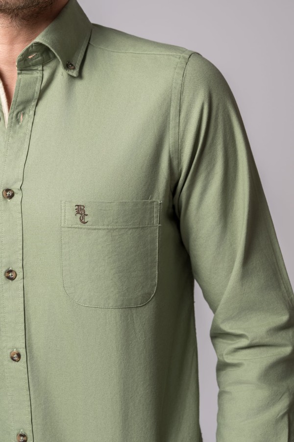 CAMISA COM BOLSO VERDE AZEITONA