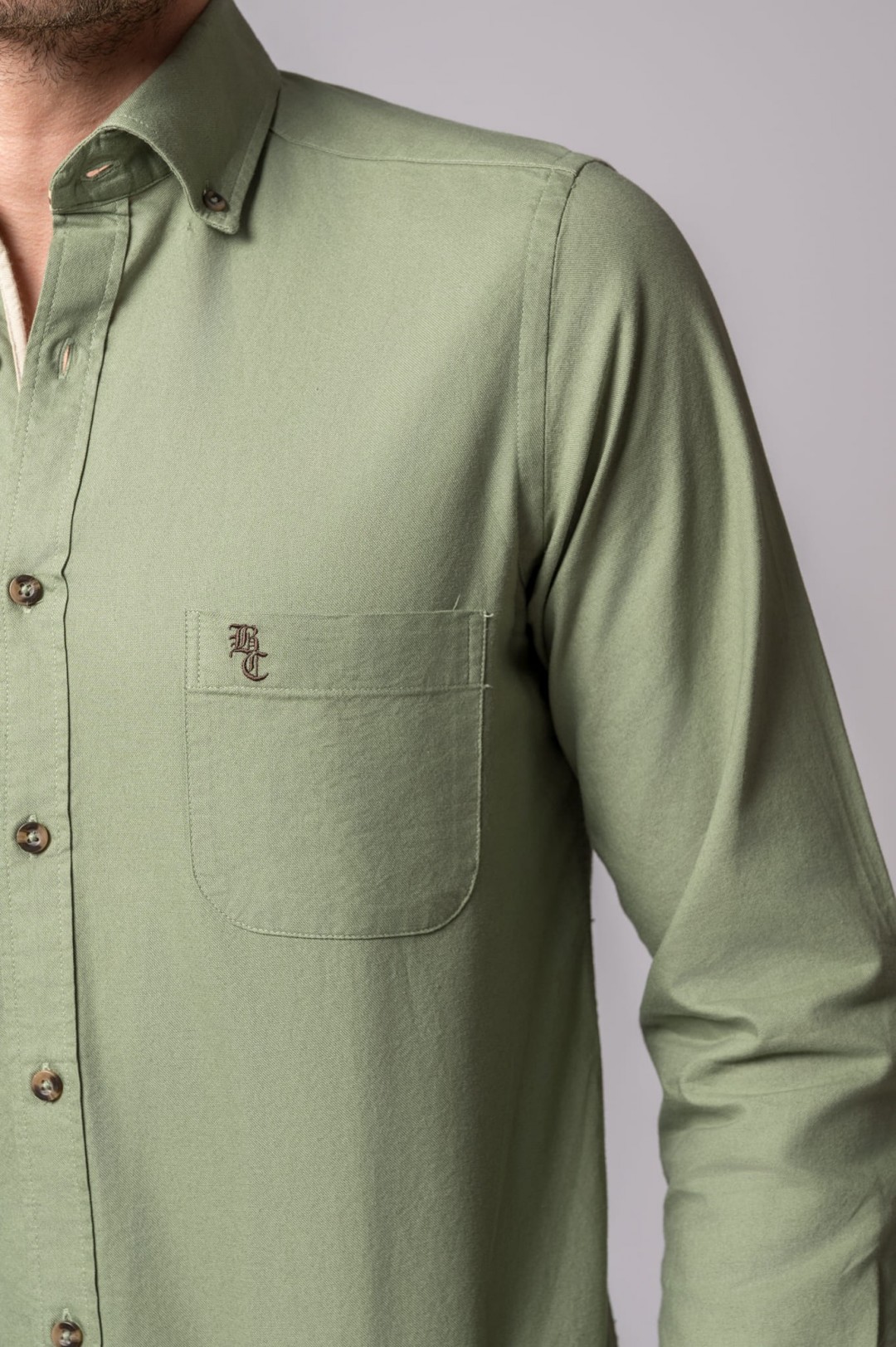 CAMISA CON BOLSILLO VERDE OLIVA