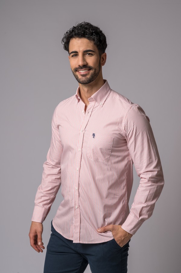 CHEMISE À RAYURES BLANCHES ET MAQUILLAGE