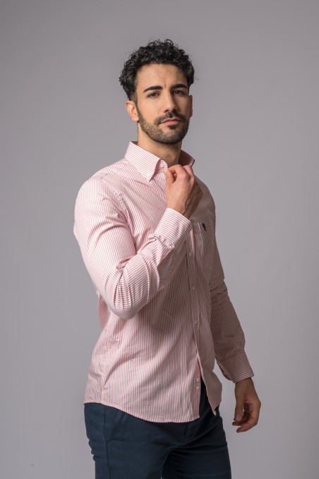 CAMICIA A RIGHE BIANCHE E TRUCCO
