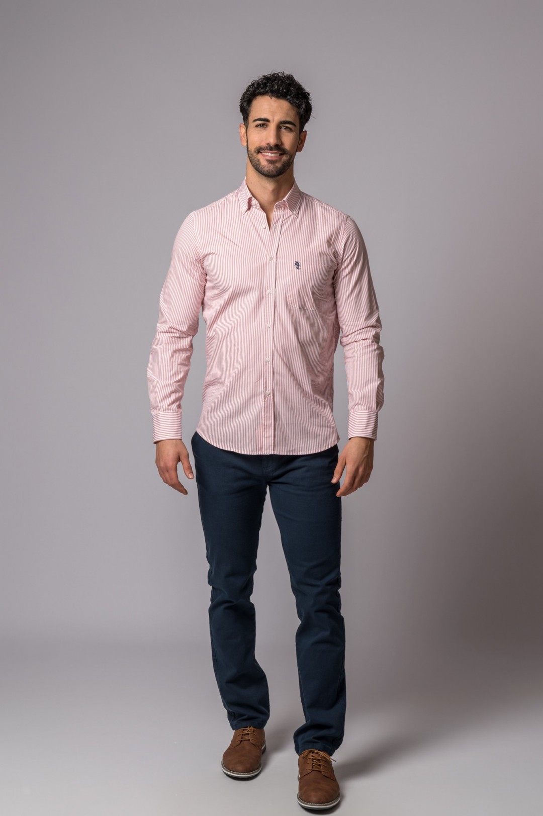 CAMISA DE RISCAS BRANCAS E MAQUILHAGEM