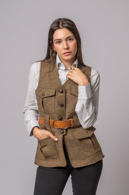 COLETE DE LÃ COM 4 BOLSOS COM RISCAS VERMELHAS