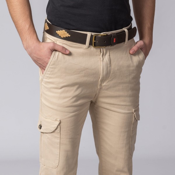 Pantalón para hombre estilo cargo de color beige.