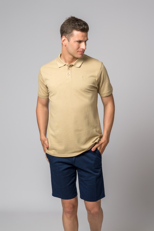 Polo de manga corta para hombre en color camel