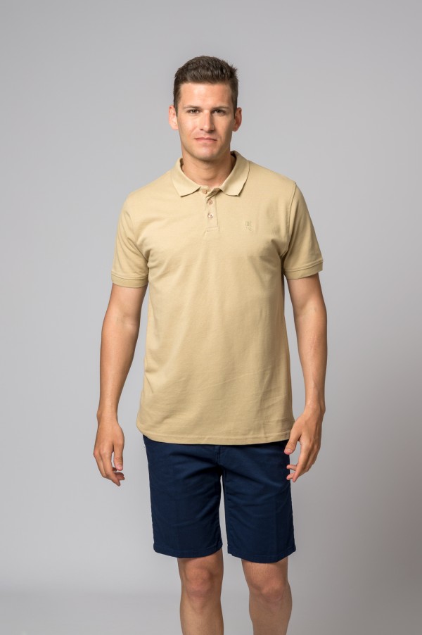 Polo de manga corta para hombre en color camel 2