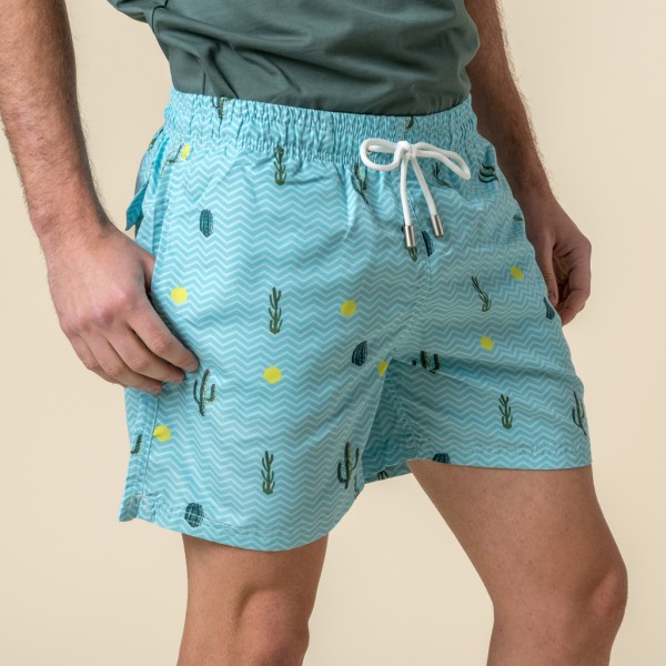 Bañador de hombre azul con estampado de cactus para verano.
