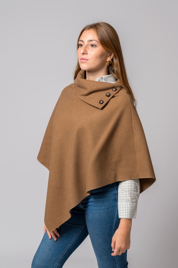 Abrigo capa de mujer abierto mouflón en tonos camel.