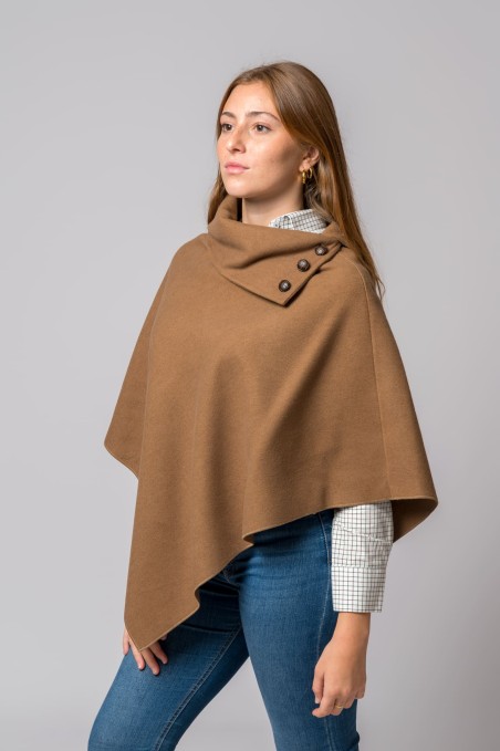 Abrigo capa de mujer abierto mouflón en tonos camel.