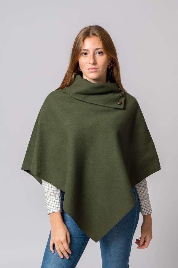 Abrigo capa mujer abierto de mouflón verde.