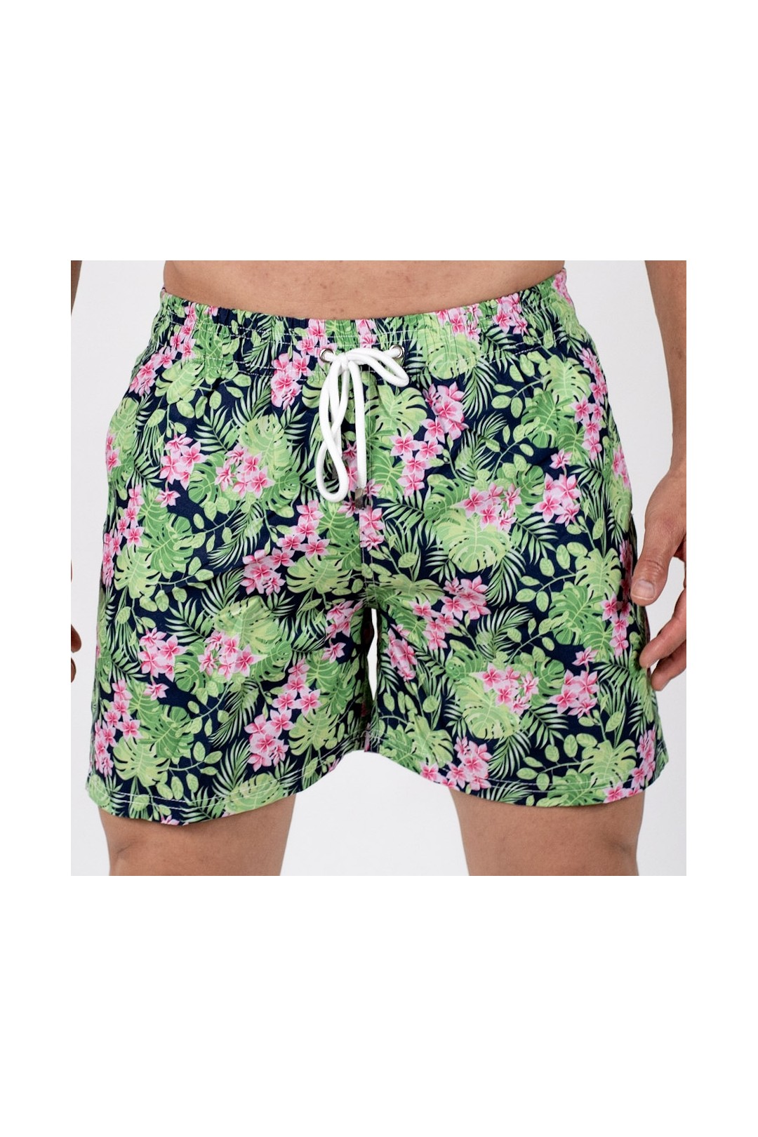 Bañador de hombre negro con diseño floral moderno.