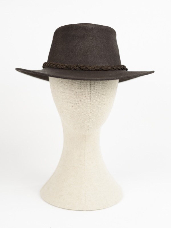 CHAPEAU EN CUIR DE VACHETTE HUILÉ. COULEUR BRUN 2
