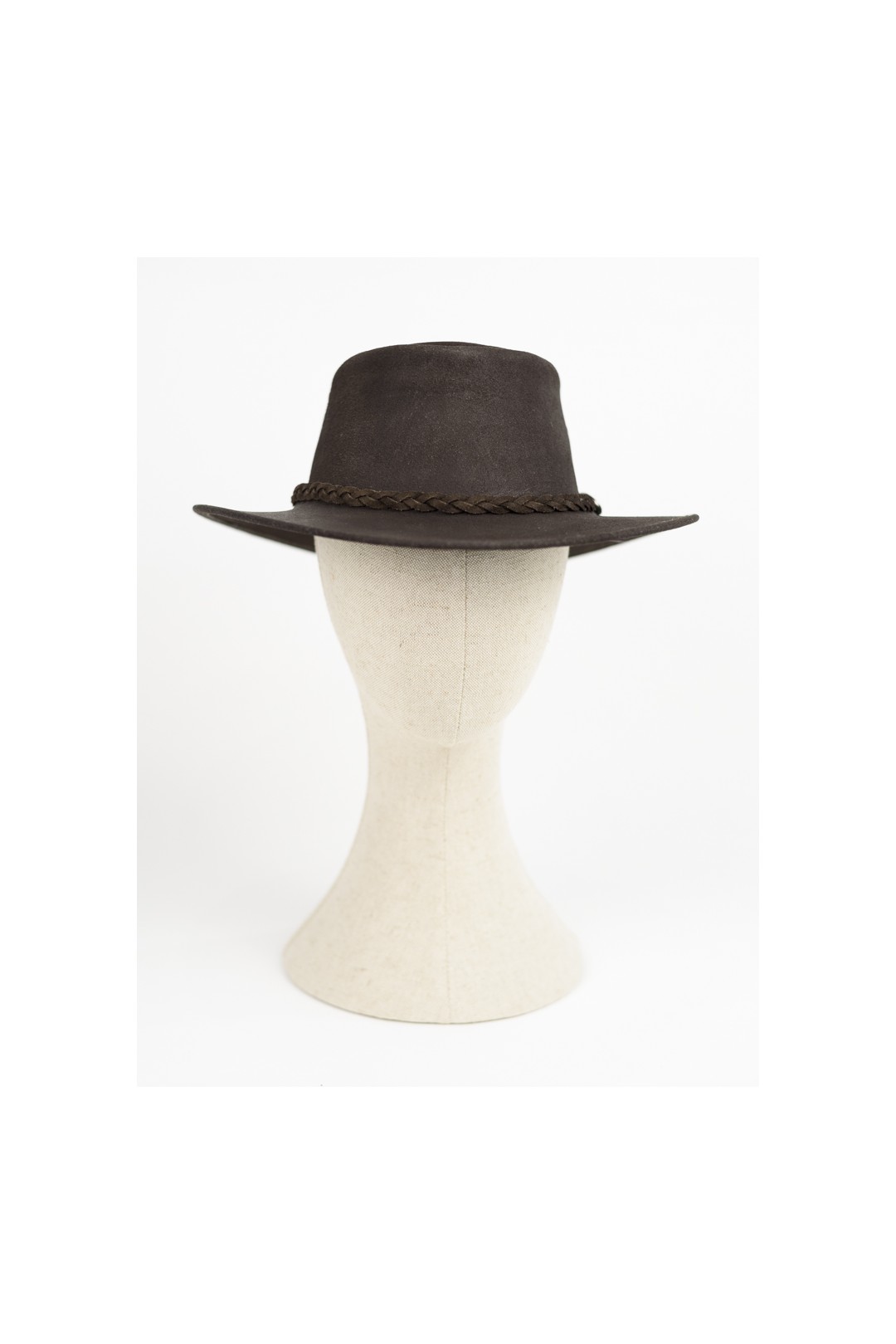 CHAPEAU EN CUIR DE VACHETTE HUILÉ. COULEUR BRUN
