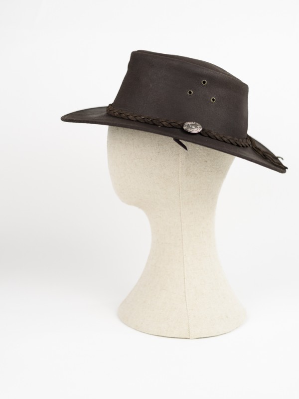 CHAPEAU EN CUIR DE VACHETTE HUILÉ. COULEUR BRUN