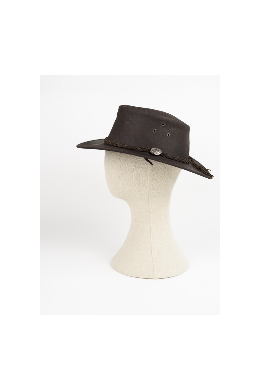 CHAPEAU EN CUIR DE VACHETTE HUILÉ. COULEUR BRUN