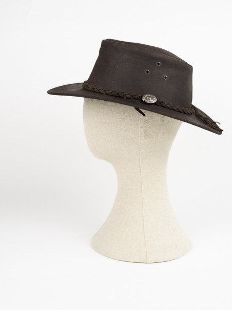 CHAPEAU EN CUIR DE VACHETTE HUILÉ. COULEUR BRUN