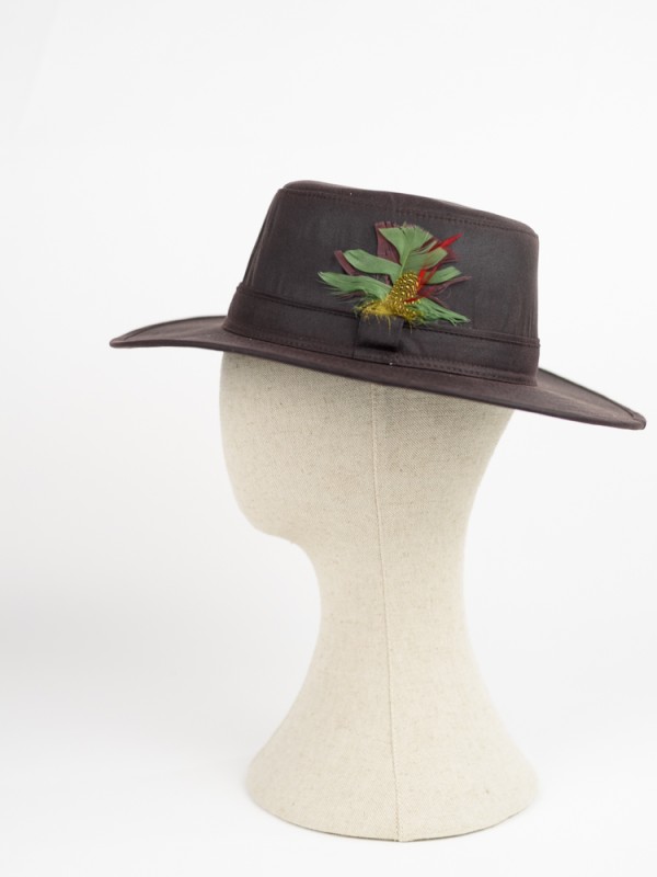 Sombrero de ala ancha en tono marrón.