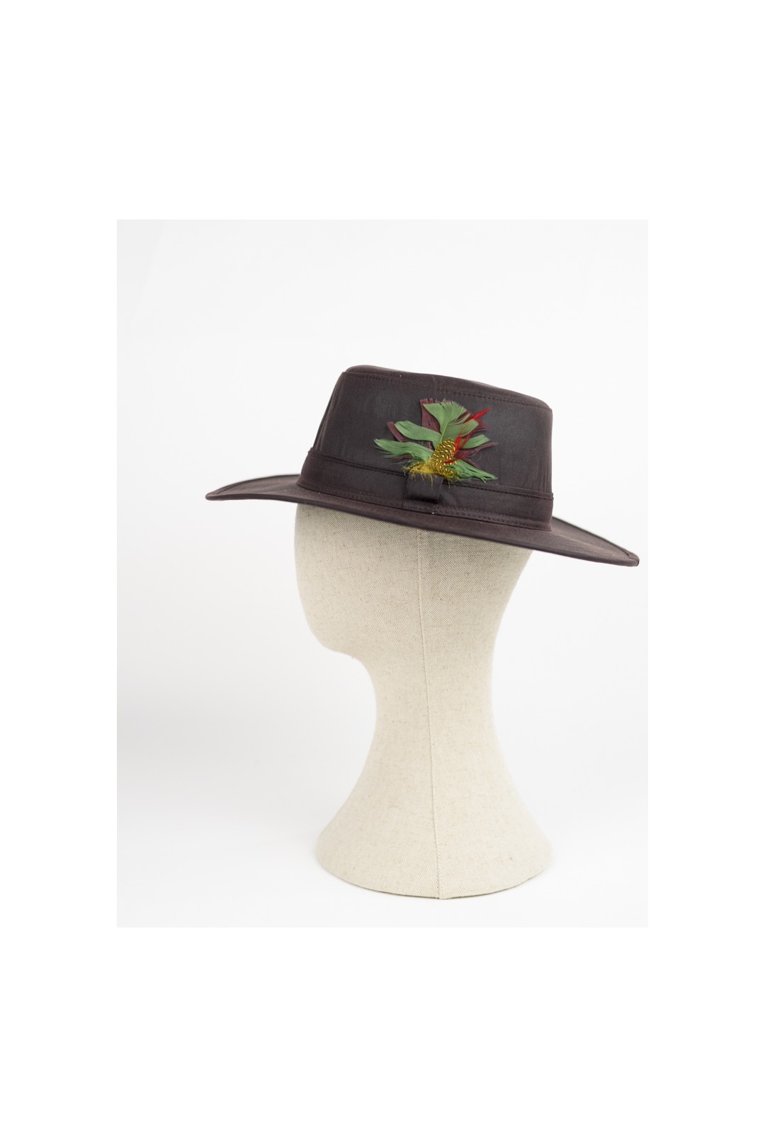CHAPEAU MODÈLE BRITANNIQUE EN COTON CIRÉ IMPERMÉABLE. COULEUR BRUN